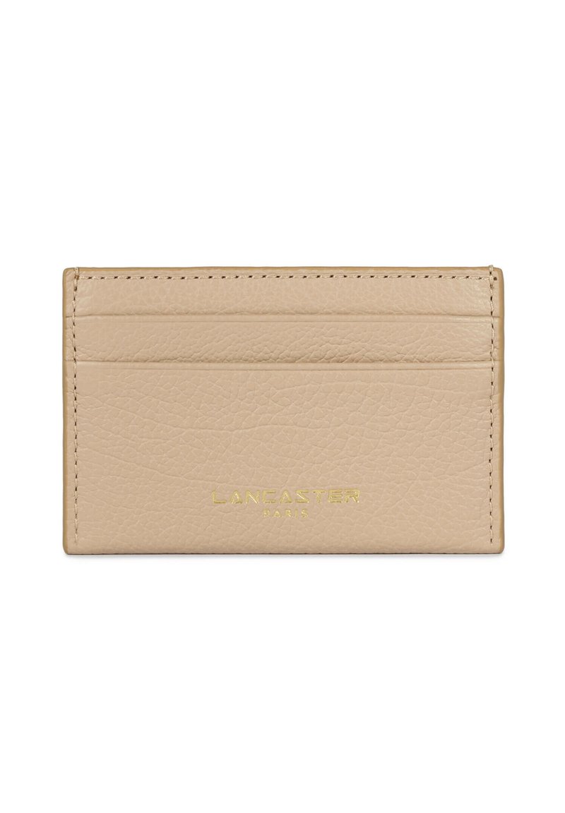 Portacarte in pelle beige con quattro fessure per carte, superficie testurizzata, logo "LANCASTER PARIS" impresso in oro e cuciture rinforzate.
