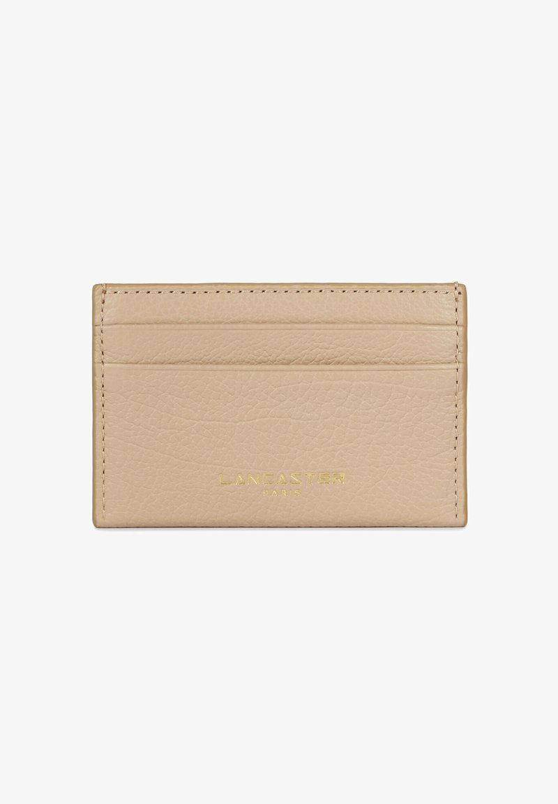 Portacarte in pelle beige con quattro fessure per carte, superficie testurizzata, logo "LANCASTER PARIS" impresso in oro e cuciture rinforzate.