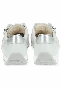 Sneakers in pelle argentata con texture liscia, colletto imbottito e suola in gomma bianca. Presentano dettagli metallici sul retro.