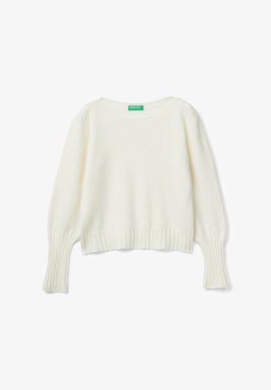 Biały skrócony sweter z prążkowanymi mankietami i dołem, wykonany z miękkiego materiału. Posiada okrągły dekolt i metkę z zielonym napisem.