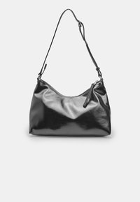 Juodas odinis rankinės krepšys su lygiomis, blizgiomis tekstūromis, kreiviu pavidalu ir ilgu reguliuojamu dirželiu. Yra užtrauktuko uždarymas ir mažas užtrauktuko traukimas.