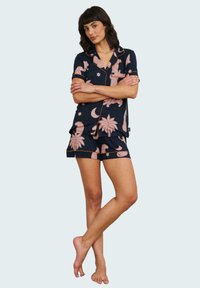 Navy Baumwoll-Pyjama-Set mit pinken Tier- und himmlischen Mustern, kurzen Ärmeln, Knopfleiste und passenden Shorts mit Paspelierung.