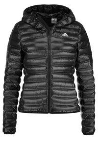 Chaqueta de plumas negra con capucha, que presenta un cierre de cremallera, diseño acolchado, textura lisa y brillante, y un logo de Adidas en el lado izquierdo del pecho.