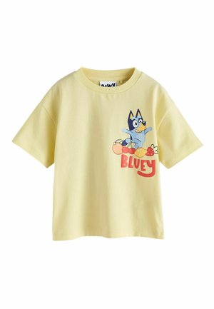 Hellgelbes Kinder-T-Shirt mit einem cartoonartigen blauen Hund, verschiedenen Früchten und dem Text "BLUEY" vorne rechts.