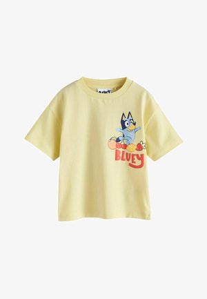 Svetložlté detské tričko s kresleným modrým psíkom, rôznym ovocím a textom „BLUEY“ na prednej pravej strane.