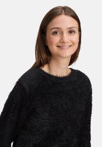 Czarny puszysty sweter z okrągłym dekoltem i długimi rękawami, charakteryzujący się miękką fakturą i minimalistycznym wzornictwem.