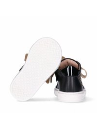 Sneaker in pelle nera con suola in gomma bianca, dotati di lacci beige e un motivo testurizzato sulla suola per una migliore aderenza.