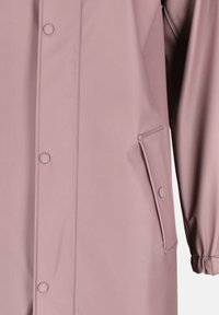 Waterdichte roze regenjas met drukknoopsluitingen, een voorkant met een flapzak en elastische manchetten. Gladde, textuurstof.