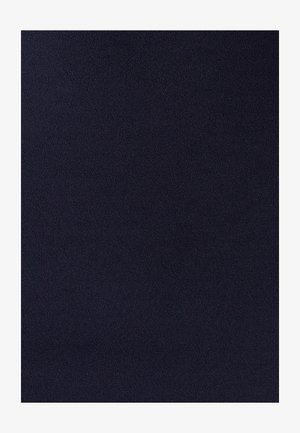 Tummansininen kangas, jolla on sileä, pehmeä texture ja hieman mattapinta, ilman näkyviä kuvioita tai koristeita.