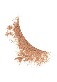 Polvere marrone disposta in una linea curva, con particelle fini e grosse sparse. Texture leggera, finitura opaca, che ricorda un bronzer o un blush cosmetico.