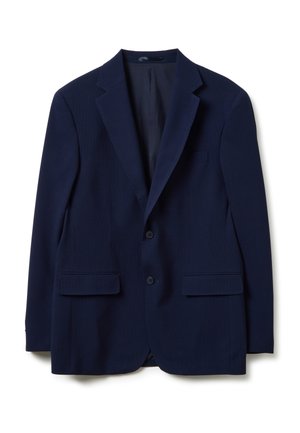 Marineblauwe herenblazer met twee voorzakken met flap, twee knopen en notch revers, weergegeven tegen een witte achtergrond.