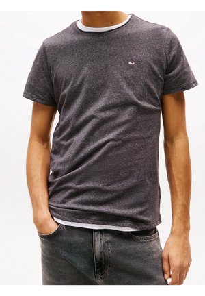 T-shirt gris à manches courtes avec une finition texturée et un col rond blanc. Présente un petit logo sur la poitrine et une coupe décontractée.