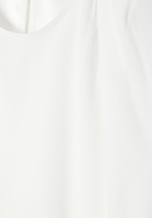 Balta, lengva bluzė su lygiu paviršiumi ir apvalia iškirpte, kuri turi švelnias raukšles palei pečius, suteikiančias papildomą detalumą.