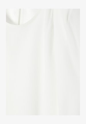 Valge, kergest materjalist pluus sujuva tekstuuriga ja ümarate kraega, millel on pehmed voldid õlgade lähedal, et lisada detaili.