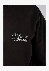 SIKSILK EXTENDED CORE OVERHEAD HOODIE - Felpa con cappuccio - black/nero SIKSILK EXTENDED CORE OVERHEAD HOODIE - Felpa con cappuccio - black/nero