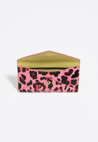 Roze en zwarte luipaardprint portemonnee met een textuur aan de buitenkant, een gouden drukknoop sluiting en een groene binnenvoering.