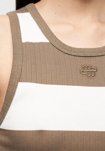Débardeur rayé marron et blanc avec texture côtelée. Présente un col rond et un logo brodé. Mélange de tissu doux.