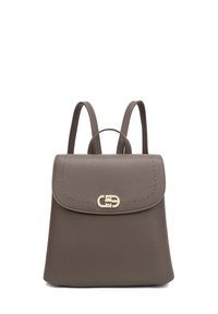 Piccola backpack in pelle taupe con chiusura a pattina e fibbia a doppio anello in tonalità oro, dotata di due spallacci e una maniglia superiore.