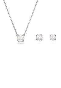 Sølv smykkesæt med en pendantsmykke, der har en enkelt rund cubic zirconia, samt matchende stud-øreringe, begge i en kloindsætning.