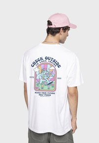 Kaotiko LOOK INSIDE UNISEX - Triko s potiskem - white