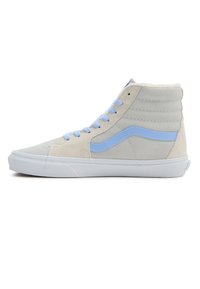 Höga sneakers gjorda av grå mocka med ljusblå accenter. Har en vit gummisula och ljusblå snören. Texturerad ovandel.