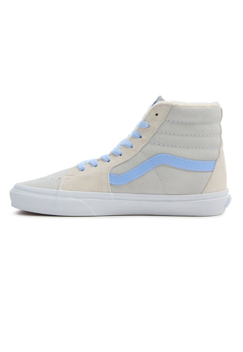 Höga sneakers gjorda av grå mocka med ljusblå accenter. Har en vit gummisula och ljusblå snören. Texturerad ovandel.