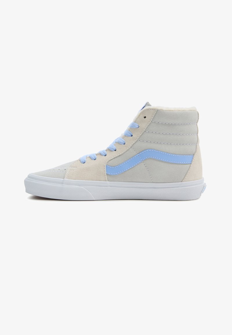 Höga sneakers gjorda av grå mocka med ljusblå accenter. Har en vit gummisula och ljusblå snören. Texturerad ovandel.