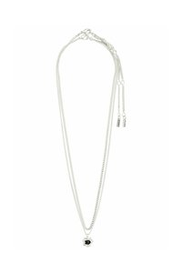 Sølv kedja halsband med två slingor, med en blommig berlock som har en svart sten och omges av klara ädelstenar.