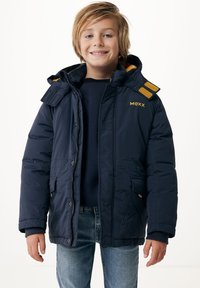 Marinblå pufferjacka med huva, med ett gult foder och orangea detaljer på axlarna. Framzip och tryckknappar för stängning.