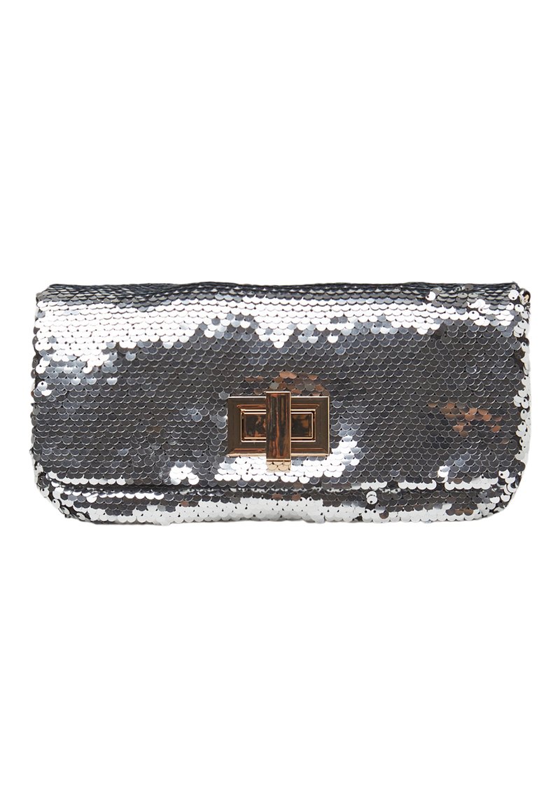 Borsa a mano a forma rettangolare in paillettes argento, con chiusura in hardware dorato al centro e una texture liscia.