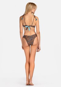 Dwuczęściowy bikini z brązowej tkaniny w kolorowe wzory kwiatowe, regulowane ramiączka z niebieskimi frędzelkami oraz zapięcie na wiązanie z tyłu.