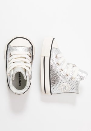 Sølvteksturerede højhælede småbørns sneakers med hvide snørebånd, gummisåler og Converse-logo på siden, vist fra top- og sidevisning.