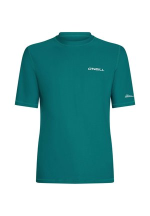 T-shirt anti-UV à manches courtes bleu sarcelle en tissu extensible. Présente un col rond et un petit logo blanc sur la poitrine, texture lisse.