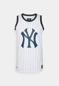 Canotta atletica bianca con righe nere e blu navy e fori per le braccia neri a contrasto. Presenta un grande logo NY blu navy sul davanti.