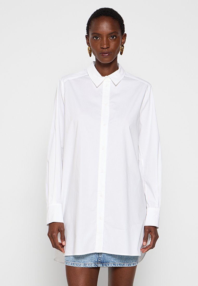 Witte button-up shirt met een kraag, lange mouwen en een ontspannen pasvorm, gemaakt van lichtgewicht stof en met een rechte zoom.