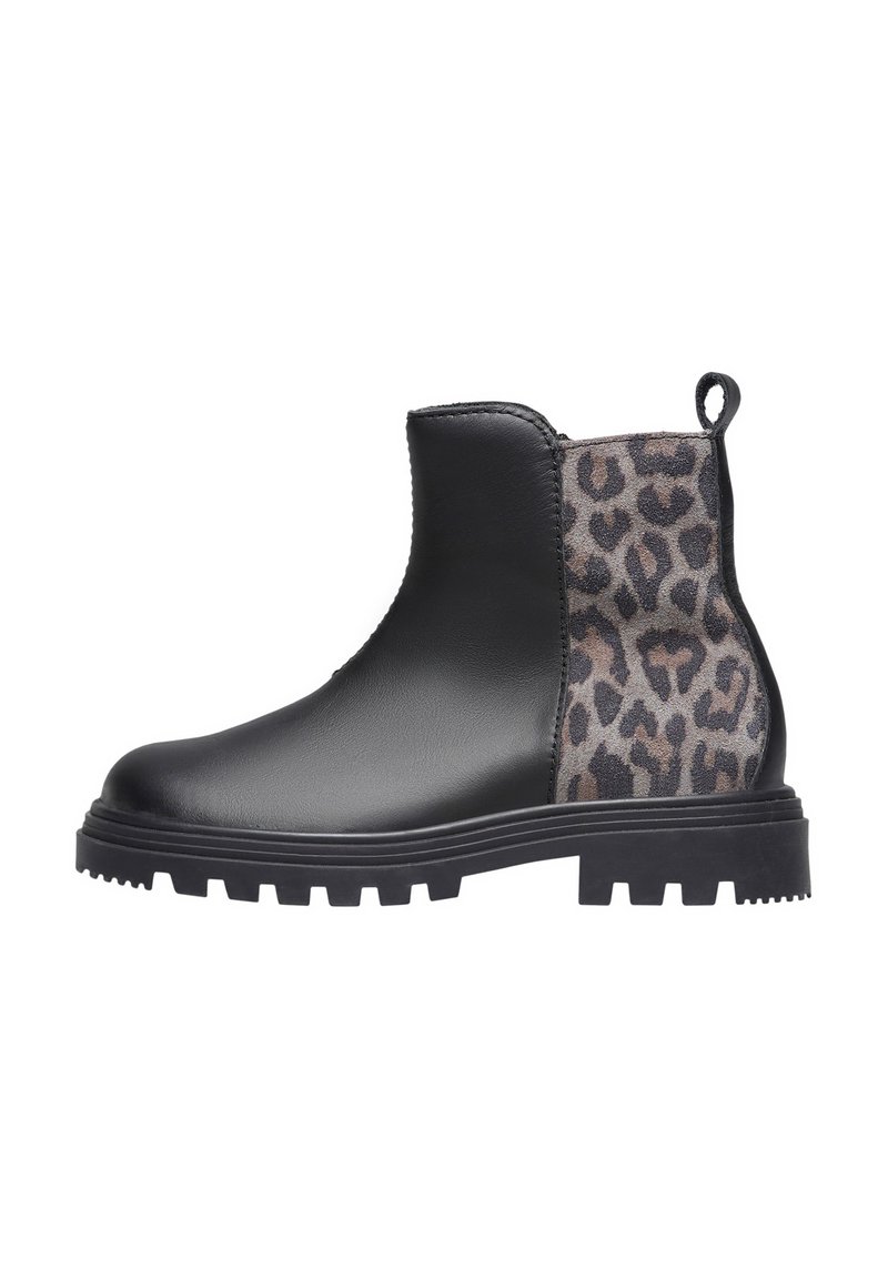 Bottine en cuir noir avec semelle épaisse et panneau en tissu imprimé léopard à l'arrière, dotée d'une languette au talon.