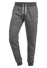 Pantalones jogger grises hechos de una tela suave, con una cintura elástica y cordones blancos, y un pequeño logo en el muslo superior.