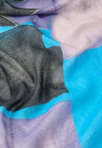 Ελαφρύ φουλάρι με συνδυασμό γεωμετρικών σχεδίων σε μπλε, μωβ και μαύρο χρώμα. Μαλακή υφή με διαφανές φινίρισμα και ρέουσα πτώση.