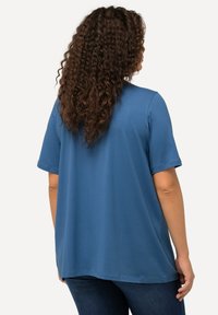T-shirt blu a maniche corte realizzato in tessuto morbido, con una vestibilità comoda e orlo dritto. La parte posteriore ha una texture liscia senza motivi visibili.