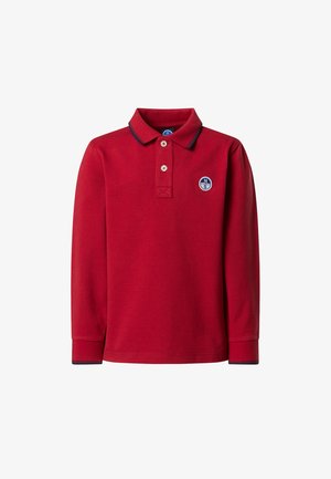 Polo-shirt rouge à manches longues en coton, doté d'un col classique, d'une patte de boutonnage à trois boutons et d'un patch logo sur la poitrine gauche.