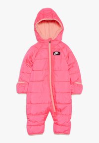 Monoski rosa con capucha, con secciones acolchadas horizontales, un cierre frontal y un parche de logo negro en el pecho.