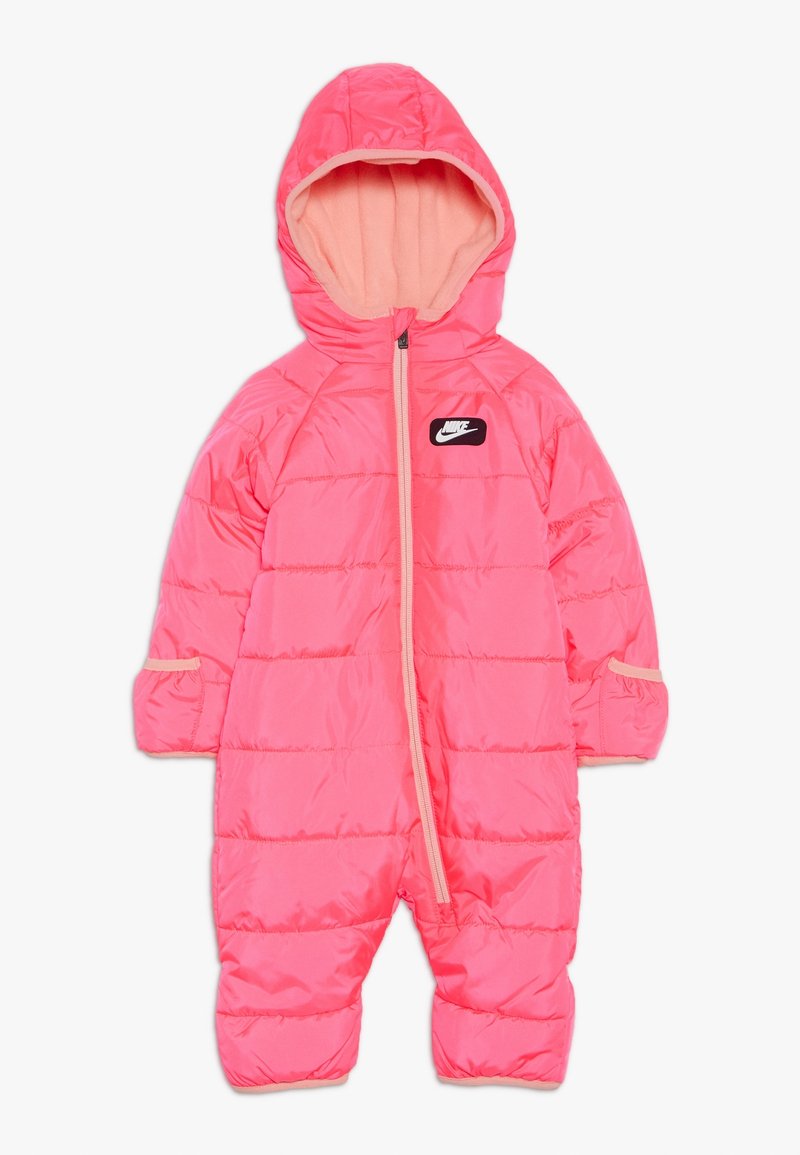 Monoski rosa con capucha, con secciones acolchadas horizontales, un cierre frontal y un parche de logo negro en el pecho.