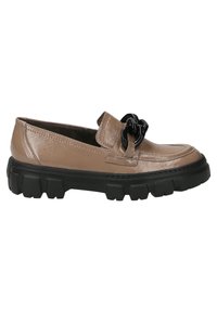 Beige Lackleder Slipper mit einer klobigen schwarzen Sohle, ausgestattet mit einer dekorativen schwarzen Kettenakzent auf dem Obermaterial und strukturiertem Finish.