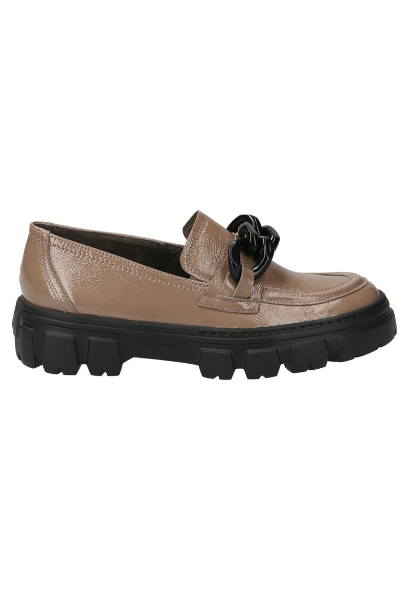 Beige Lackleder Slipper mit einer klobigen schwarzen Sohle, ausgestattet mit einer dekorativen schwarzen Kettenakzent auf dem Obermaterial und strukturiertem Finish.