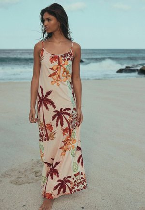 Gara kleita gaiši persiku krāsas audumā ar spilgtiem ziedu un palmas koku rakstiem sarkanā, oranžā un zaļā krāsā; plānas lences, brīvs siluets.