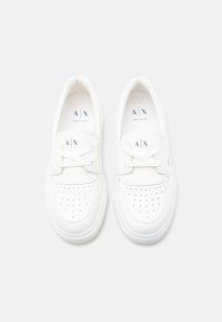 Λευκά δερμάτινα αθλητικά παπούτσια Armani Exchange με διάτρητο μέρος στα δάχτυλα, σχεδιασμό με κορδόνια και λογότυπο της μάρκας στη γλώσσα και στην εσωτερική σόλα.