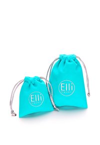 Deux pochettes à cordon turquoise, une petite et une grande, avec des cordons argentés et le texte « Elli We Jewels » imprimé en blanc sur le devant.