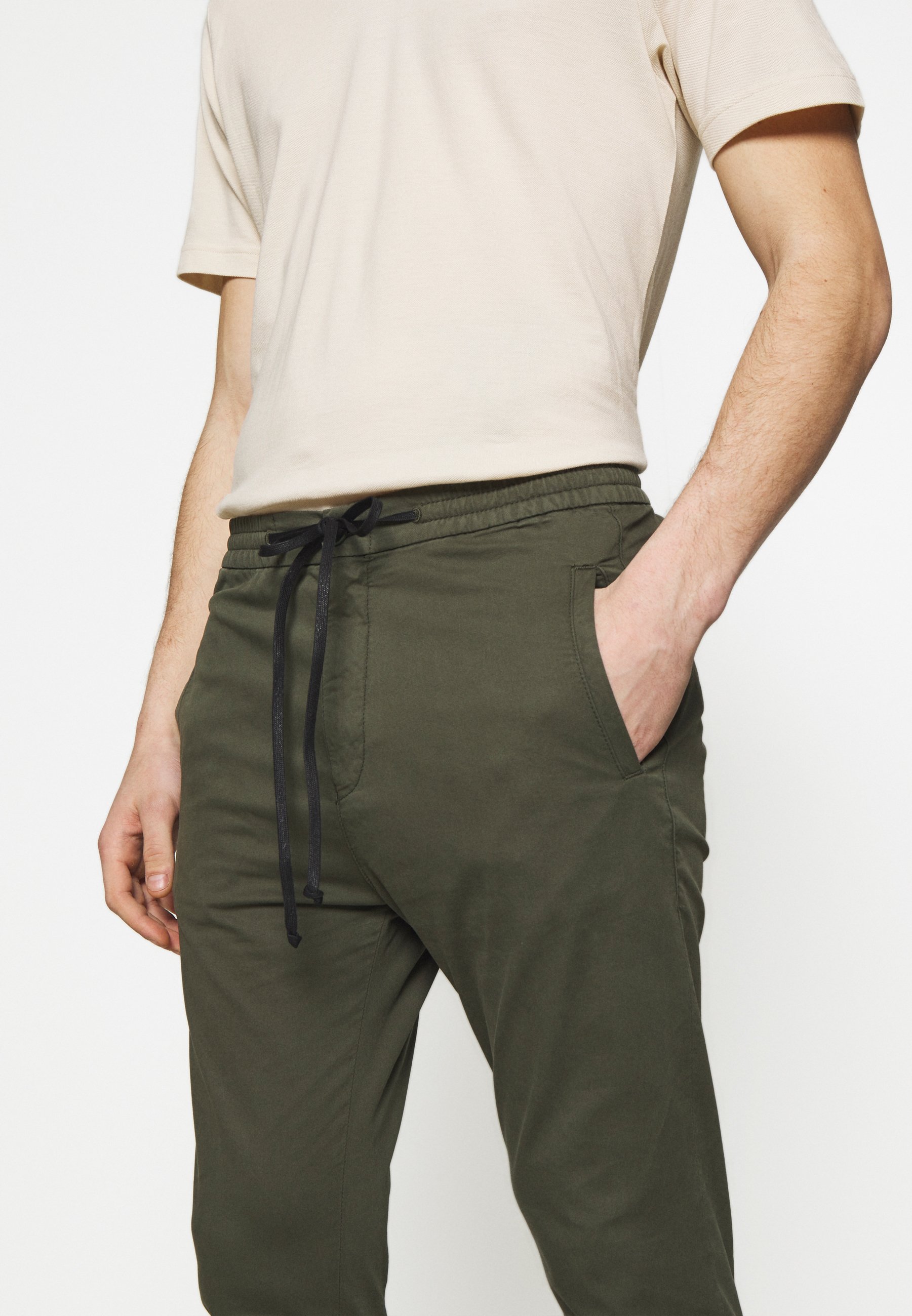 DRYKORN JEGER Stoffhose olive Zalando.at DRYKORN LEMAR Sweatshirt dark greybraun Zalando.at