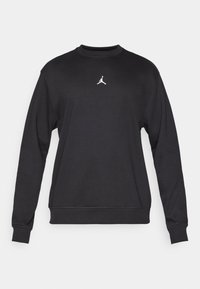 Schwarzer Pullover aus weichem Stoff, mit Rundhalsausschnitt, langen Ärmeln und einem kleinen weißen Jordan-Logo auf der Brust.