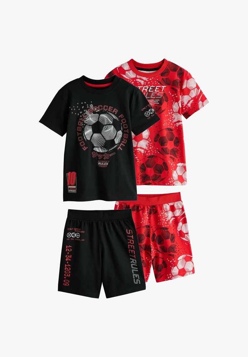 Deux tenues à manches courtes pour garçons avec des imprimés sur le thème du football ; un ensemble noir avec un motif ballon, un rouge avec un motif ballon sur l’ensemble, shorts assortis inclus.